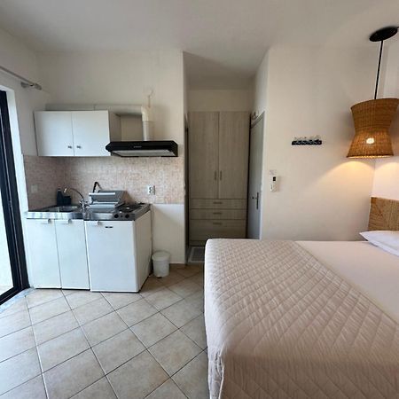Tsimiklis Apartments 피니코운타 외부 사진