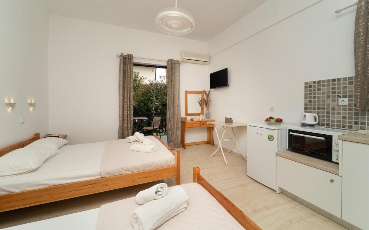 Tsimiklis Apartments 피니코운타 외부 사진