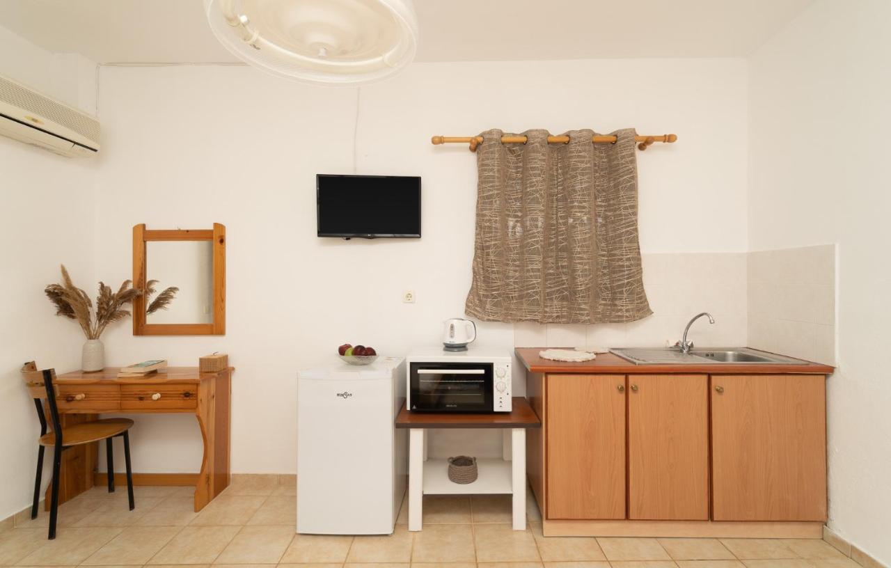 Tsimiklis Apartments 피니코운타 외부 사진