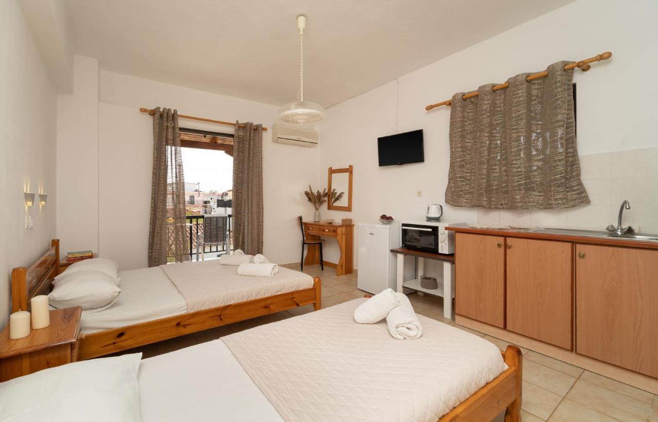 Tsimiklis Apartments 피니코운타 외부 사진