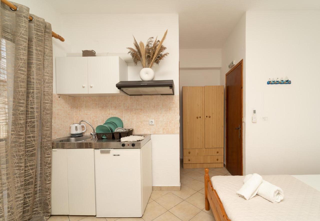 Tsimiklis Apartments 피니코운타 외부 사진