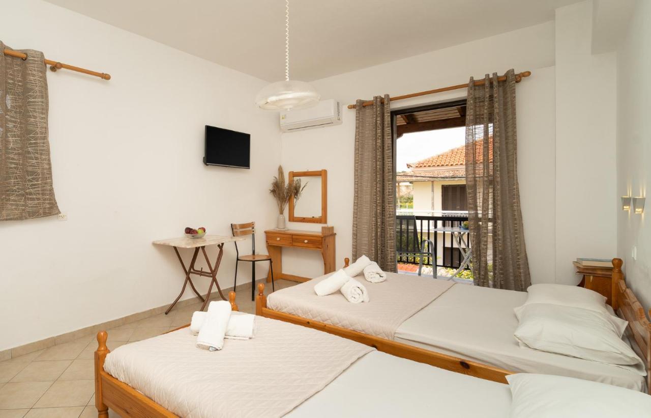 Tsimiklis Apartments 피니코운타 외부 사진