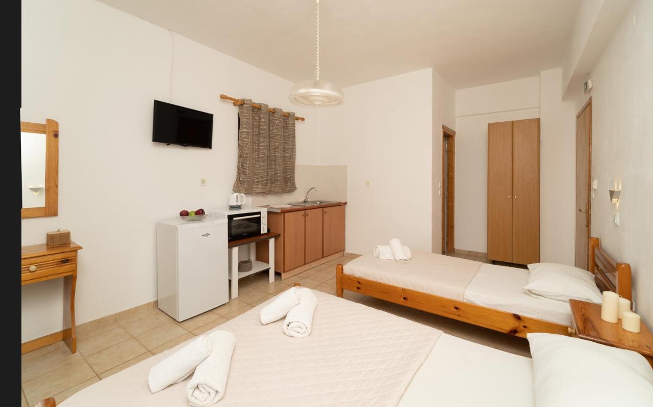 Tsimiklis Apartments 피니코운타 외부 사진