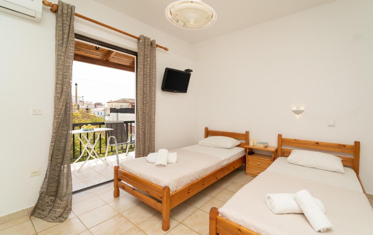 Tsimiklis Apartments 피니코운타 외부 사진