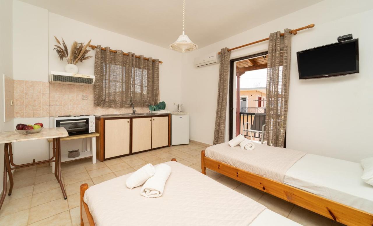 Tsimiklis Apartments 피니코운타 외부 사진