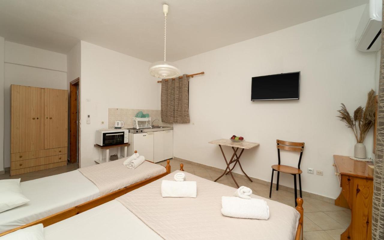 Tsimiklis Apartments 피니코운타 외부 사진
