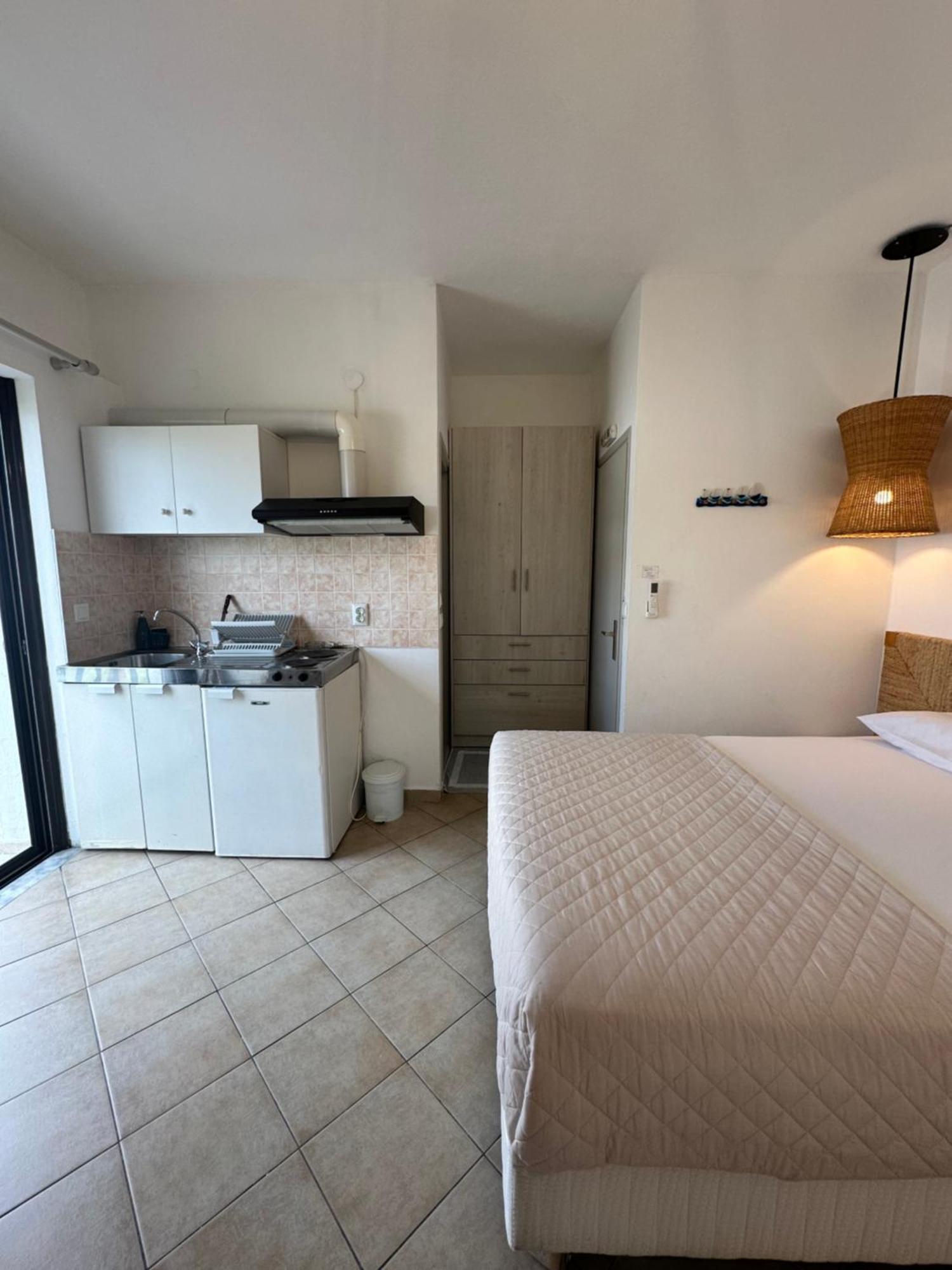 Tsimiklis Apartments 피니코운타 외부 사진